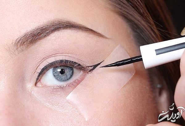 نحوه کشیدن خط چشم با چسب